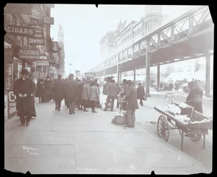 Ansicht von Händlern, die Spielzeug und Datteln auf der 6th Avenue zu Weihnachten verkaufen, New York (1903)